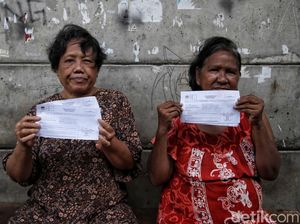 Momen Penyerahan Formulir C6 di Permukiman Kolong Tol Jakut