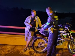 Heboh Motor Trail Ditinggal Pemiliknya di Jembatan Semampir Kota Kediri