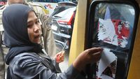 Petugas Gabungan Bersihkan APK di Angkutan Umum