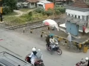 Duh! Motor Kepleset Terobos Perlintasan KA, Nyaris Terlindas