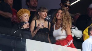 Foto: Gaya Taylor Swift Nonton Pacar di Super Bowl, Ditemani Blake Lively