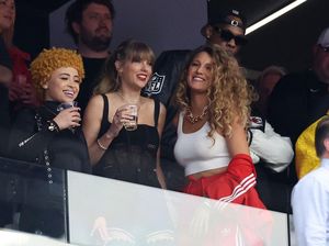 Foto: Gaya Taylor Swift Nonton Pacar di Super Bowl, Ditemani Blake Lively Foto: Gaya Taylor Swift Nonton Pacar di Super Bowl, Ditemani Blake Lively