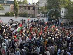 Protes Hasil Pemilu Pakistan, Ribuan Pendukung Imran Khan Blokir Jalan