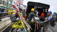 Satpol PP Tertibkan Bendera Parpol di Flyover Ciputat