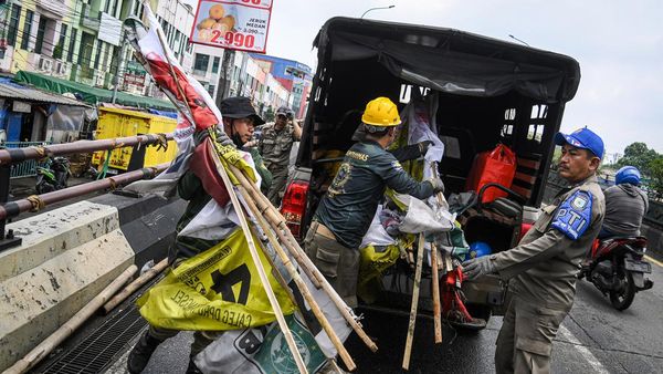 Satpol PP Tertibkan Bendera Parpol di Flyover Ciputat