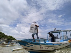Melihat Pendistribusian Kotak Suara Lewat Jalur Laut di Lombok Barat