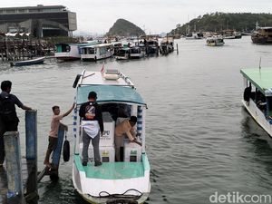Diguyur Hujan, Logistik Pemilu Dikirim Pakai Perahu ke Pulau Komodo Diguyur Hujan, Logistik Pemilu Dikirim Pakai Perahu ke Pulau Komodo