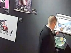 Penjaga Ekshibisi Seni Bukannya Menjaga, Malah Makan Karya Seni