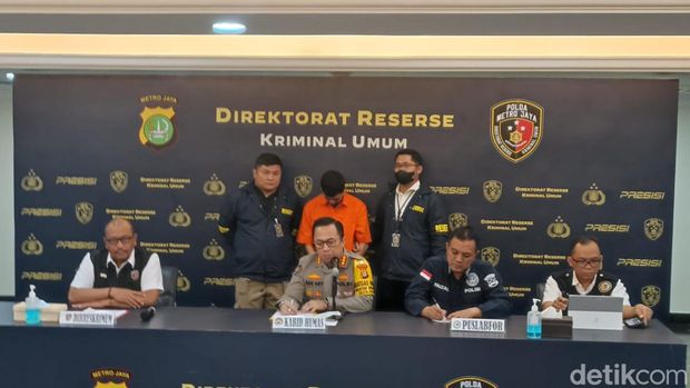 Polda Metro Jaya mengungkap update kasus tewasnya anak Tamara Tyasmara, Dante. Dalam jumpa pers, polisi menghadirkan tersangka Yudha Arfandi alias YA (33) (Wildan N/detikcom)