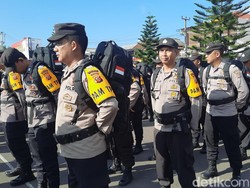 Mengintip Isi Tas Polisi yang Jaga TPS di Tasikmalaya