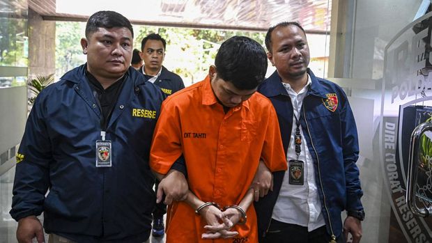Polisi menggiring tersangka kasus kekerasan terhadap anak dan pembunuhan berencana Yudha Arfandi (tengah) saat konferensi pers di Polda Metro Jaya, Jakarta, Senin (12/2/2024). Polisi menerangkan bahwa berdasarkan dari pemantauan CCTV tersangka Yudha Arfandi diduga menenggelamkan Dante anak dari artis Tamara Tyasmara sebanyak 12 kali hingga meninggal dunia. ANTARA FOTO/ Erlangga Bregas Prakoso