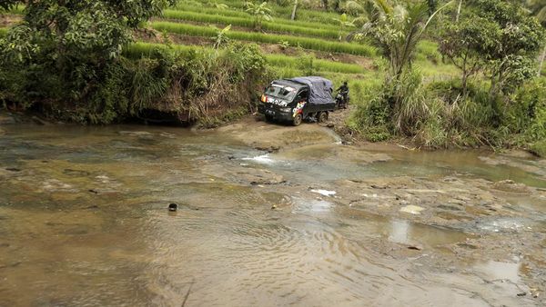Potret Distribusi Logistik Pemilu Lewati Medan Sulit di Pelosok Sukabumi