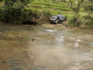 Potret Distribusi Logistik Pemilu Lewati Medan Sulit di Pelosok Sukabumi