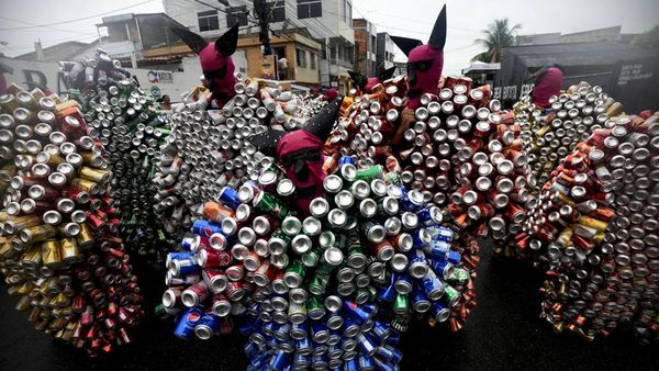 Potret Unik Kaleng Minuman Jadi Kostum Karnival di Brasil