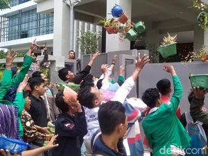 Puluhan Mahasiswa Geruduk Kantor OJK NTB dan Lempari Sayur Busuk