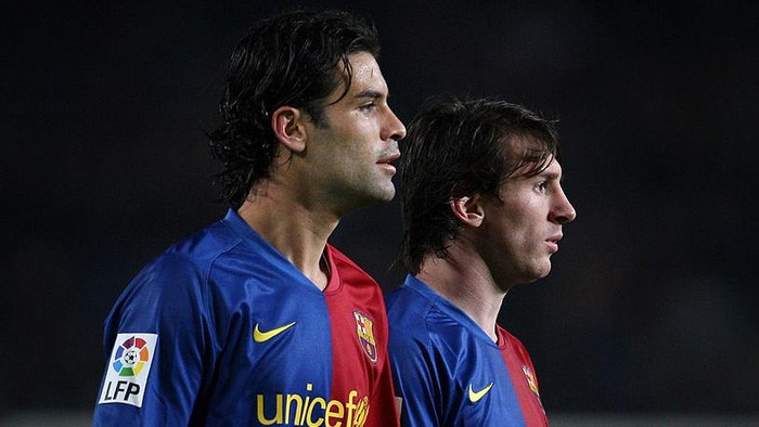 BARCELONA, SPAIN - NOVEMBER 08:  Rafael Marquez of Barcelona stands flanked by his teammate Lionel Messi during the La Liga match between Barcelona and Real Valladolid at the Camp Nou Stadium on November 8, 2008 in Barcelona, Spain. Barcelona won the match 6-0.  (Photo by Jasper Juinen/Getty Images)