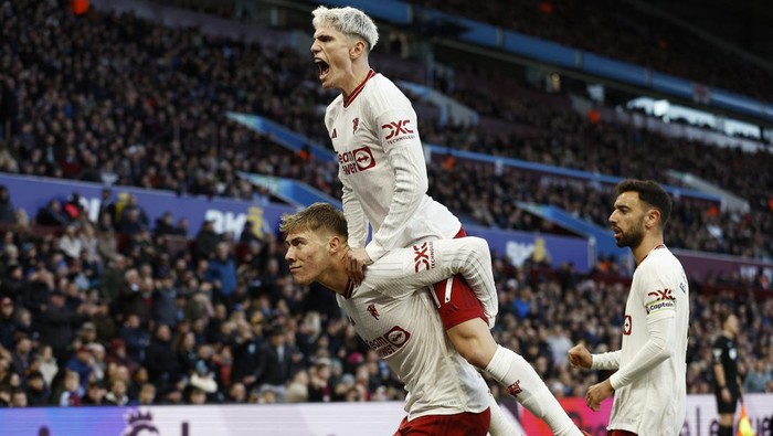 Soccer Football - Premier League - Aston Villa v Manchester United - Villa Park, Birmingham, Britain - February 11, 2024 Manchester Uniteds Rasmus Hojlund celebrates scoring their first goal with Alejandro Garnacho and Bruno Fernandes Action Images via Reuters/Jason Cairnduff NO USE WITH UNAUTHORIZED AUDIO, VIDEO, DATA, FIXTURE LISTS, CLUB/LEAGUE LOGOS OR LIVE SERVICES. ONLINE IN-MATCH USE LIMITED TO 45 IMAGES, NO VIDEO EMULATION. NO USE IN BETTING, GAMES OR SINGLE CLUB/LEAGUE/PLAYER PUBLICATIONS.