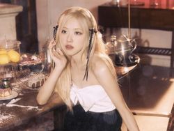 Rose BLACKPINK Bocorkan Lagu Baru, Terciduk Punya Akun Instagram Lain