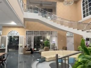 Viral Rumah Old Money Jadi Tempat Jual Jus, Mewah Dilengkapi Lift Pribadi Viral Rumah Old Money Jadi Tempat Jual Jus, Mewah Dilengkapi Lift Pribadi