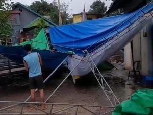 Roboh Diterpa Hujan Angin, TPS di Bima Dipindah ke Halaman Rumah Warga Roboh Diterpa Hujan Angin, TPS di Bima Dipindah ke Halaman Rumah Warga