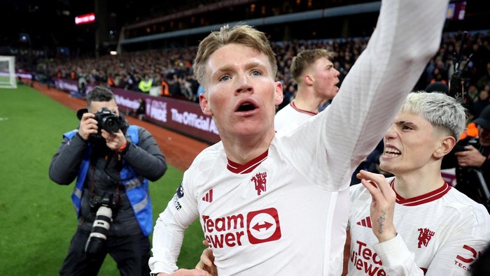 Soccer Football - Premier League - Aston Villa v Manchester United - Villa Park, Birmingham, Britain - February 11, 2024 Manchester Uniteds Scott McTominay celebrates scoring their second goal with Alejandro Garnacho REUTERS/Carl Recine NO USE WITH UNAUTHORIZED AUDIO, VIDEO, DATA, FIXTURE LISTS, CLUB/LEAGUE LOGOS OR LIVE SERVICES. ONLINE IN-MATCH USE LIMITED TO 45 IMAGES, NO VIDEO EMULATION. NO USE IN BETTING, GAMES OR SINGLE CLUB/LEAGUE/PLAYER PUBLICATIONS.