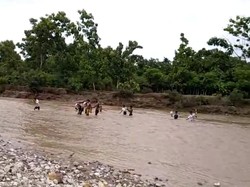 Puluhan Siswa Nekat Terobos Banjir saat Pulang Sekolah, Sempat Terseret