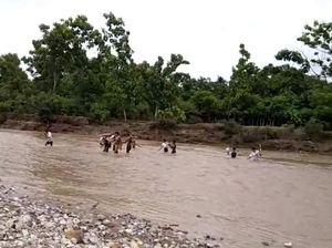 Viral Puluhan Siswa di Amfoang Nekat Terobos Banjir Saat Pulang Sekolah Viral Puluhan Siswa di Amfoang Nekat Terobos Banjir Saat Pulang Sekolah
