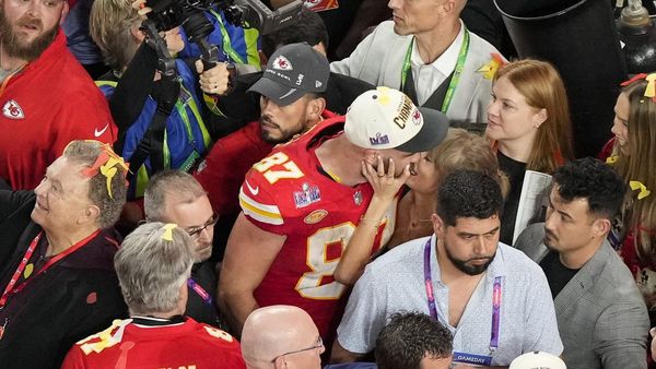 Foto Ciuman Kemenangan Taylor Swift dan Travis Kelce di Super Bowl 2024
