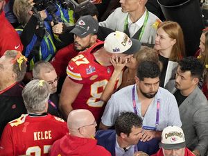 Foto Ciuman Kemenangan Taylor Swift dan Travis Kelce di Super Bowl 2024