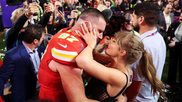 LAS VEGAS, NEVADA - FEBRUARY 11: Travis Kelce #87 of the Kansas City Chiefs and Taylor Swift embrace after defeating the San Francisco 49ers in overtime during Super Bowl LVIII at Allegiant Stadium on February 11, 2024 in Las Vegas, Nevada.   Ezra Shaw/Getty Images/AFP (Photo by EZRA SHAW / GETTY IMAGES NORTH AMERICA / Getty Images via AFP)