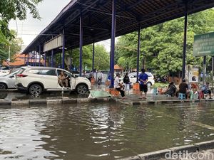 Pedagang di Terminal Purabaya Keluhkan Sepinya Pembeli Akibat Banjir