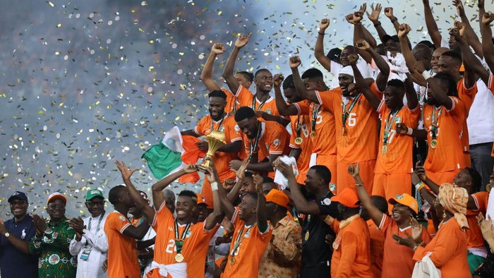 ABIDJAN, IVORY COAST - FEBRUARY 11: Players of Ivory Coast lift the trophy at the end of the 2023 CAF Africa Cup of Nations (AFCON) Final match between Nigeria and Ivory Coast at Alassane Ouattara Stadium in Abidjan, Ivory Coast on February 11, 2024. Ivory Coast won the 2023 CAF Africa Cup of Nations on Sunday after beating Nigeria 2-1 in the final. (Photo by Fareed Kotb/Anadolu via Getty Images)