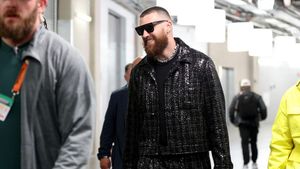 5 Gaya Travis Kelce Pakai Jaket Bling-bling Sebelum Tanding Super Bowl 2024