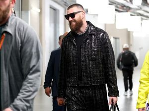 5 Gaya Travis Kelce Pakai Jaket Bling-bling Sebelum Tanding Super Bowl 2024