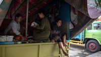 Truk dan Kendaraan Jadi Tempat Pengungsian Korban Banjir Demak