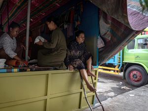 Truk dan Kendaraan Jadi Tempat Pengungsian Korban Banjir Demak