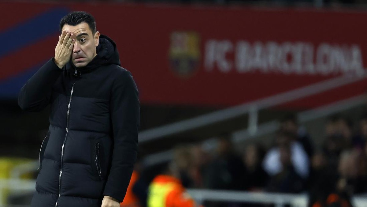 Xavi Hernandez berpotensi diskors tiga pertandingan Barcelona, absen di El Clasico melawan Real Madrid. (Foto: AP/Joan Monfort)