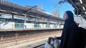 7 Potret Zaskia Adya Mecca Pakai Baju Syari Saat Liburan ke Jepang