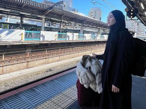 7 Potret Zaskia Adya Mecca Pakai Baju Syari Saat Liburan ke Jepang 7 Potret Zaskia Adya Mecca Pakai Baju Syari Saat Liburan ke Jepang