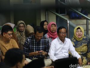 Mahfud Tirakatan Bareng Keluarga Menjelang Pencoblosan Mahfud Tirakatan Bareng Keluarga Menjelang Pencoblosan