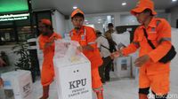 Aksi Tanggap Petugas PPSU Bantu Angkut Logistik Pemilu