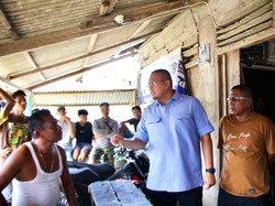 Andre Rosiade Penuhi Janji Pasang Listrik di Kampung Nelayan Pessel