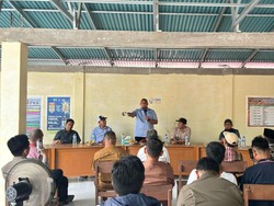 Andre Rosiade Datangi Sisawah untuk Pasang Baterai BTS Baru, Minta Dijaga