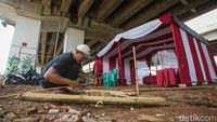 Antusias Warga Dekorasi TPS di Kolong Tol Becakayu
