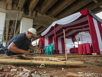 Antusias Warga Dekorasi TPS di Kolong Tol Becakayu