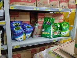 Stok Beras di Ritel Kosong, Rak Diisi Kardus Mie Instan