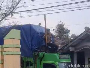 Aksi Polisi Sukabumi Naik ke Truk Halau Kabel Saat Kawal Logistik Pemilu