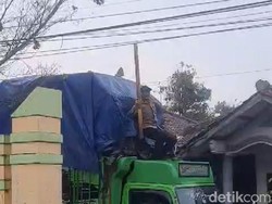 Berbekal Bambu, Aipda Udin Halau Rintangan Saat Kawal Logistik Pemilu