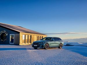 Mobil Listrik Station Wagon Berparas Tampan BMW i5 Touring