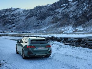 BMW Luncurkan i5 Touring, Mobil Listrik yang Ikonik!